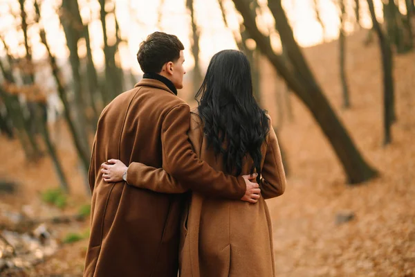 아름다운 야외에서 있습니다 사랑하는 부부는 가을에 공원을 방식에 — 스톡 사진