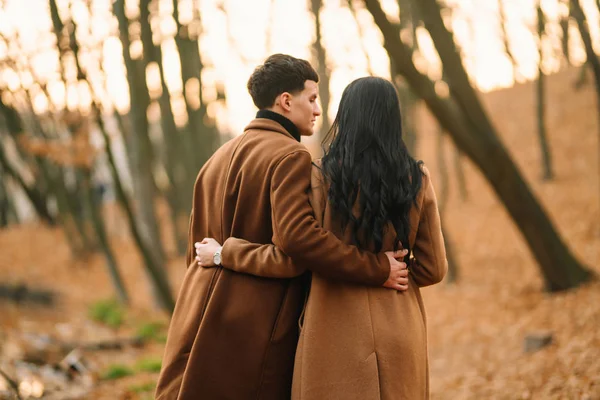 아름다운 야외에서 있습니다 사랑하는 부부는 가을에 공원을 방식에 — 스톡 사진