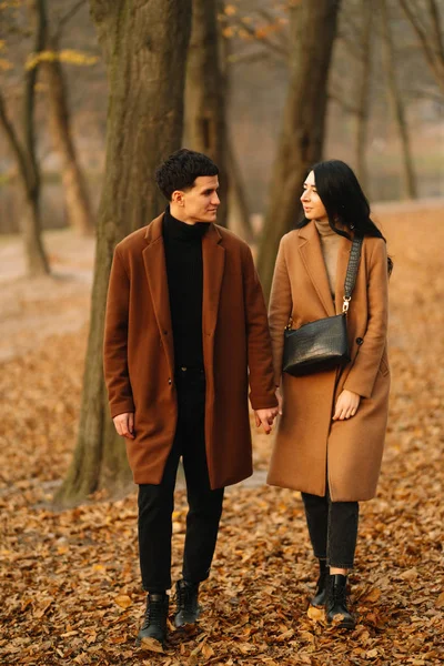 Elegante Jovem Casal Livre Belo Dia Outono Floresta Jovem Casal — Fotografia de Stock