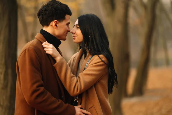 Elegante Jovem Casal Livre Belo Dia Outono Floresta Jovem Casal — Fotografia de Stock