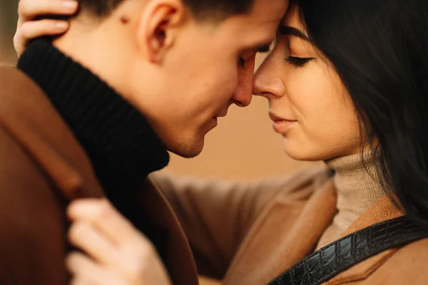 Elegante Jovem Casal Livre Belo Dia Outono Floresta Jovem Casal — Fotografia de Stock