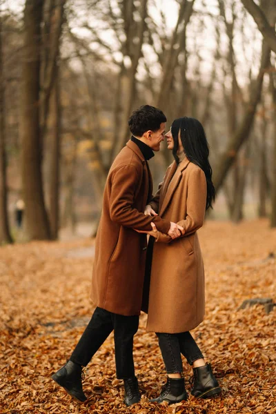 Elegante Jovem Casal Livre Belo Dia Outono Floresta Jovem Casal — Fotografia de Stock