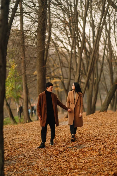 Élégant Jeune Couple Plein Air Par Une Belle Journée Automne — Photo