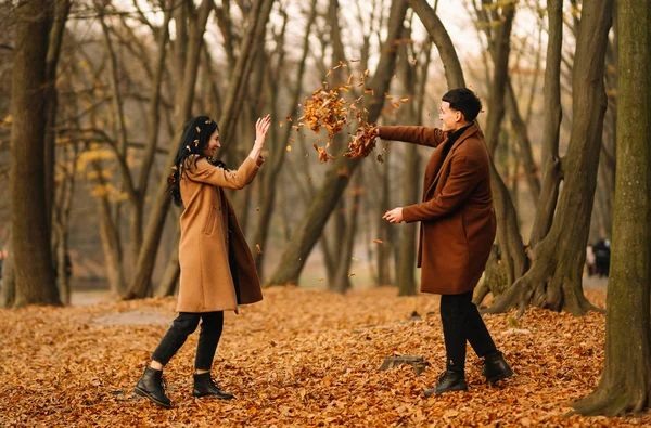 Elegante Pareja Joven Aire Libre Hermoso Día Otoño Bosque Pareja — Foto de Stock