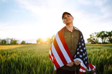 4 Temmuz 'da. Ulusal Amerikan bayrağı taşıyan vatansever bir adam. Genç adam gururla Amerikan bayrağı sallıyor. Bağımsızlık Günü. 