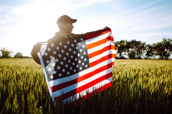 Fjärde Juli Patriotisk Man Med Den Amerikanska Flaggan Ute Fältet — Stockfoto