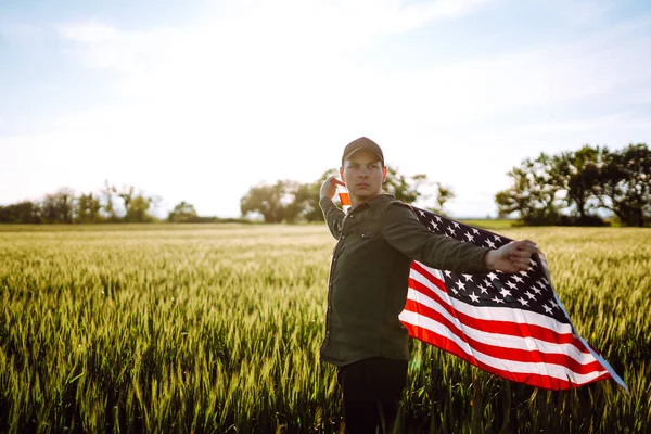 Fjärde Juli Patriotisk Man Med Den Amerikanska Flaggan Ute Fältet — Stockfoto