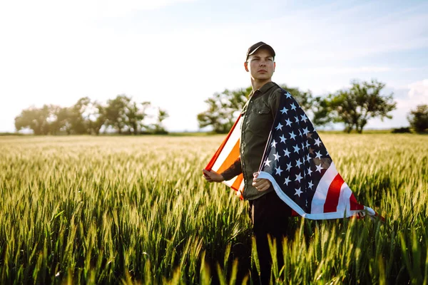 Czwarty Lipca Patriota Flagą Amerykańską Terenie Młody Człowiek Dumnie Macha — Zdjęcie stockowe