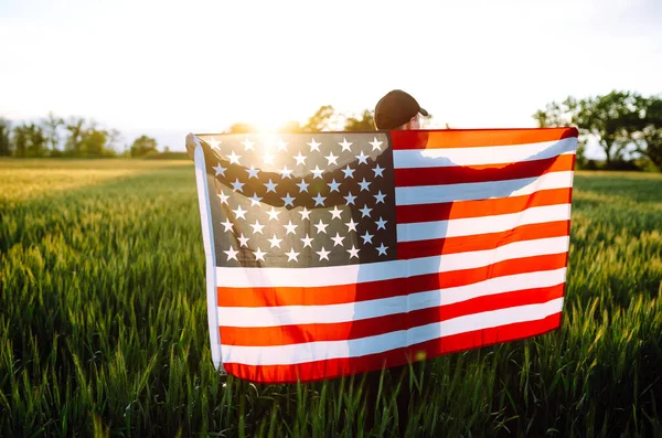 Luglio Uomo Patriottico Con Bandiera Nazionale Americana Sul Campo Giovane — Foto Stock