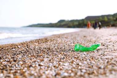 Plajda boş plastik şişe. Deniz ve su kirliliği kavramı. Çevresel koruma, ekolojik kavram. Atık geri dönüşümü.