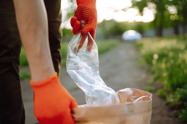Hombres Mano Recoge Basura Plástico Para Limpieza Parque Voluntario Con — Foto de Stock