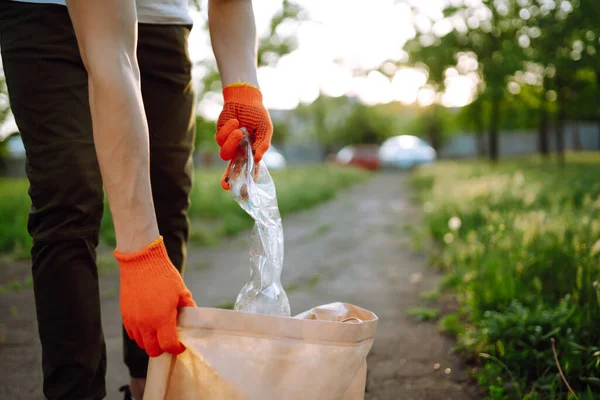 Hombres Mano Recoge Basura Plástico Para Limpieza Parque Voluntario Con — Foto de Stock