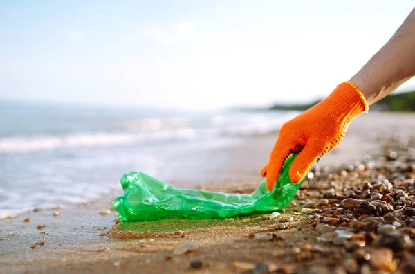 Hombres Mano Recoge Botella Plástico Playa Del Mar Voluntario Con — Foto de Stock
