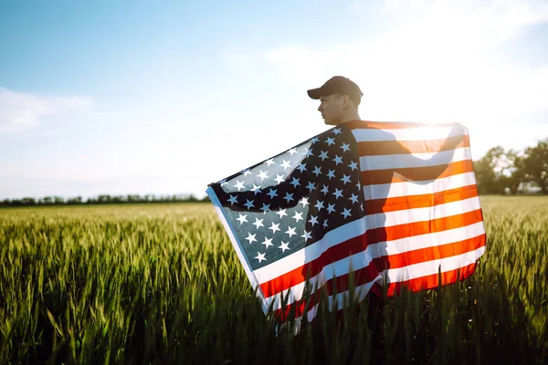 Молодой Человек Гордостью Держит Американский Флаг Патриот Поднимает Национальный Американский — стоковое фото