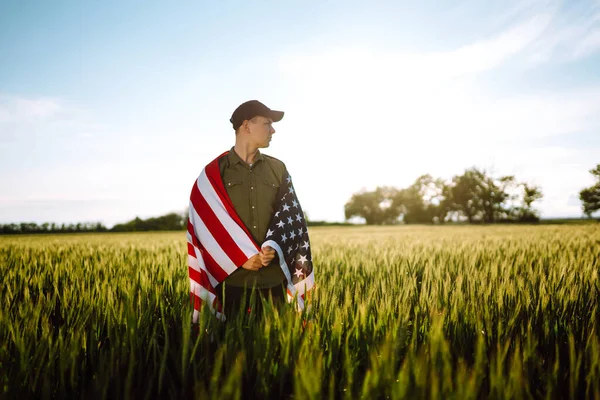 Unge Man Håller Stolt Den Amerikanska Flaggan Patriot Hissar Nationell — Stockfoto