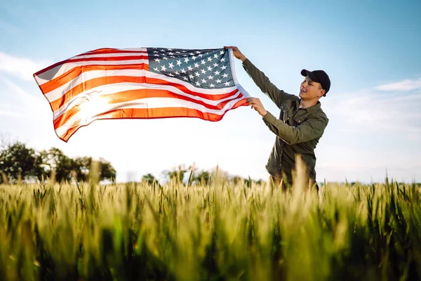 Unge Man Håller Stolt Den Amerikanska Flaggan Patriot Hissar Nationell — Stockfoto