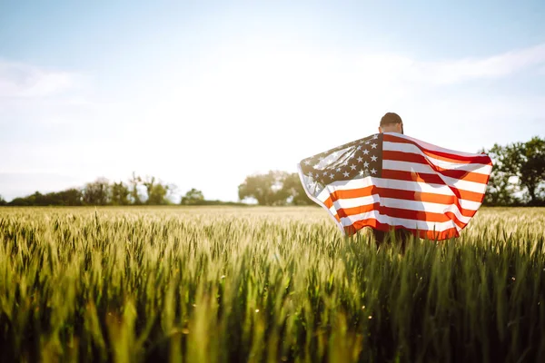 Junger Mann Hält Stolz Eine Schwenkende Amerikanische Flagge Der Hand — Stockfoto