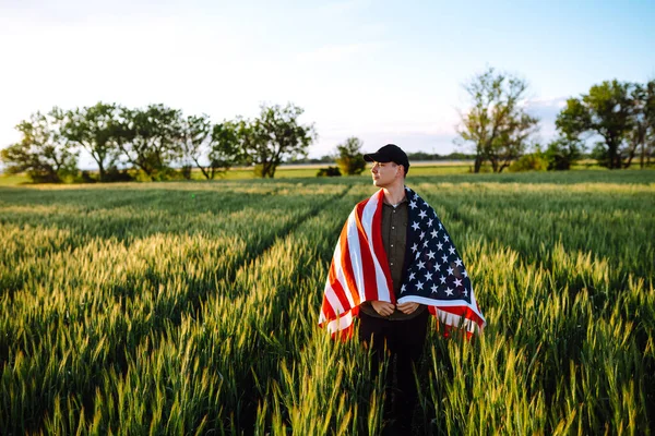 Unge Man Håller Stolt Den Amerikanska Flaggan Patriot Hissar Nationell — Stockfoto