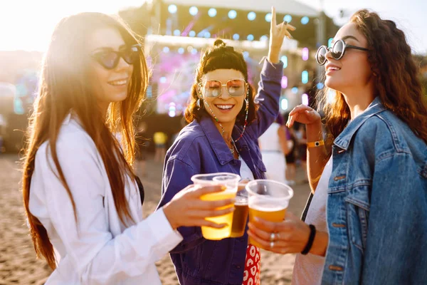 Três Amigas Bebendo Cerveja Dançando Divertindo Festival Música Summer Beach — Fotografia de Stock