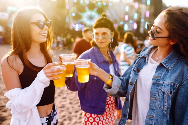 Três Amigas Bebendo Cerveja Dançando Divertindo Festival Música Summer Beach — Fotografia de Stock