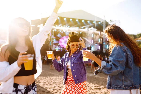 Tres Amigas Bebiendo Cerveza Bailando Divirtiéndose Festival Música Fiesta Playa — Foto de Stock