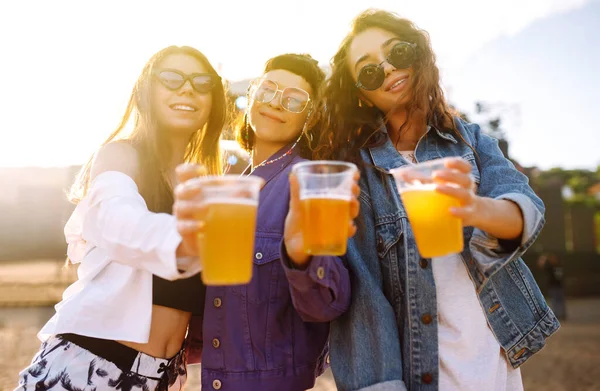 Три Дівчини Ють Пиво Танцюють Розважаються Музичному Фестивалі Вечірка Літніх — стокове фото