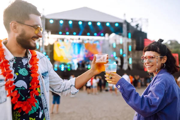 Casal Com Cerveja Festival Música Festa Praia Férias Verão Conceito — Fotografia de Stock