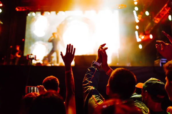 Πλήθος Σηκώνει Χέρια Και Χειροκροτεί Ένα Μουσικό Φεστιβάλ Νεολαία Πάρτι — Φωτογραφία Αρχείου