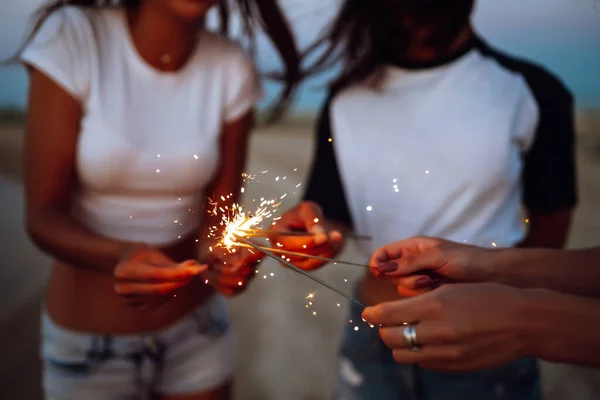 Sparklerit Nuorten Tyttöjen Käsissä Kesärantabileissä Kesälomat Yöelämä Loma Elämäntapa Käsite — kuvapankkivalokuva