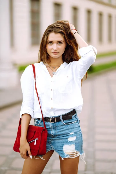 Ritratto Giovane Bella Ragazza Sorridente Guardando Macchina Fotografica Bella Ragazza — Foto Stock