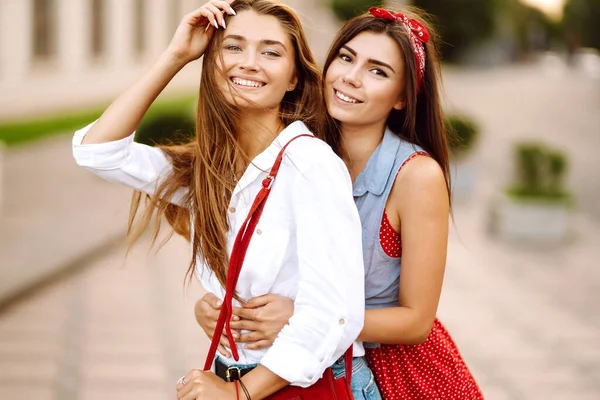 Duas Jovens Amigas Juntas Divertindo Olhando Para Câmera Sorrindo Conceito — Fotografia de Stock