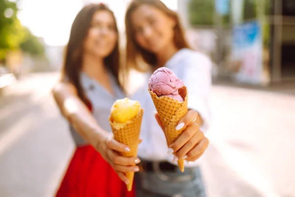 Sorvete Nas Mãos Meninas Bonitas Duas Amigas Comem Sorvete Enquanto — Fotografia de Stock