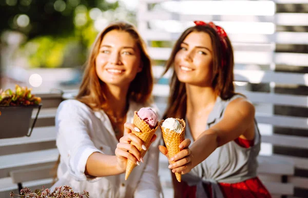 Jégkrém Gyönyörű Fiatal Lányok Kezében Két Női Barát Jégkrémet Eszik — Stock Fotó