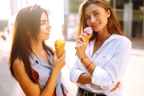 Dvě Mladé Kamarádky Baví Jedí Zmrzlinu Mladé Ženy Užívají Léto — Stock fotografie