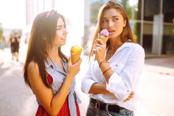 Duas Jovens Amigas Divertindo Comendo Sorvete Jovens Mulheres Gostam Verão — Fotografia de Stock