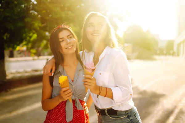 Duas Jovens Amigas Divertindo Comendo Sorvete Jovens Mulheres Gostam Verão — Fotografia de Stock