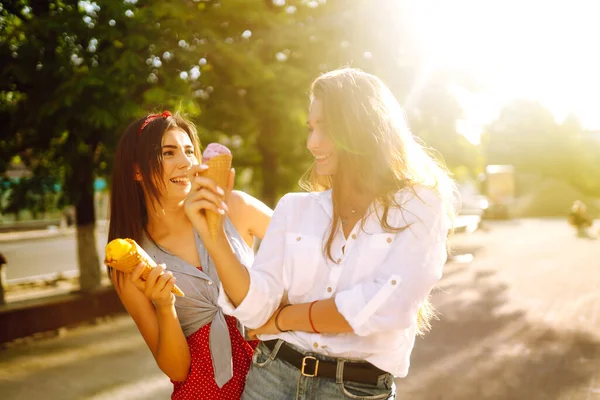 친구는 재미있게 아이스크림을 있습니다 여자들은 휴가를 즐긴다 — 스톡 사진