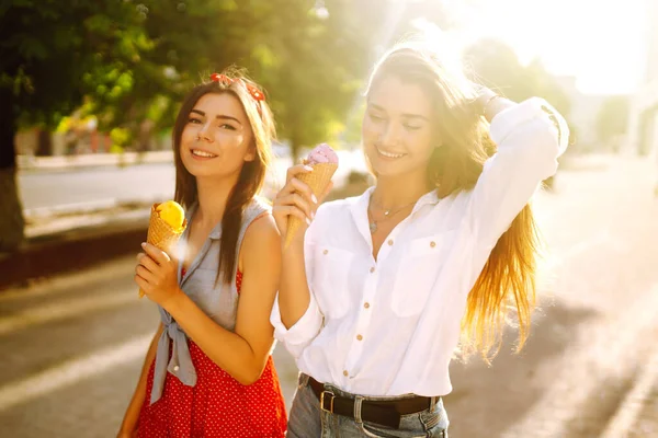 Duas Jovens Amigas Divertindo Comendo Sorvete Jovens Mulheres Gostam Verão — Fotografia de Stock