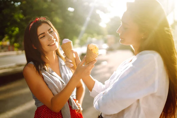 Duas Jovens Amigas Divertindo Comendo Sorvete Jovens Mulheres Gostam Verão — Fotografia de Stock