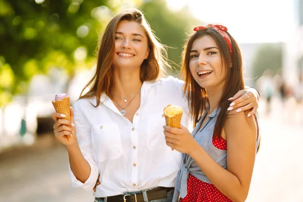 Duas Jovens Amigas Divertindo Comendo Sorvete Jovens Mulheres Gostam Verão — Fotografia de Stock