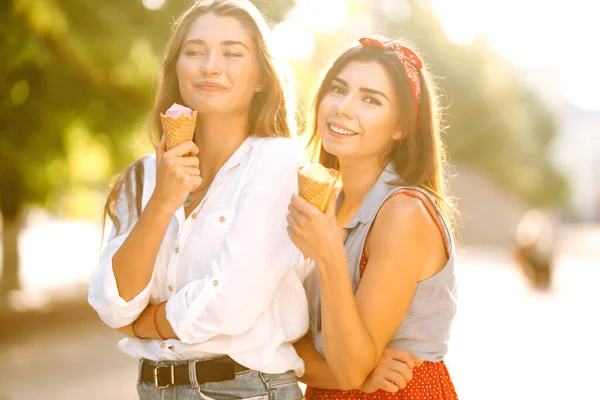 Duas Jovens Amigas Divertindo Comendo Sorvete Jovens Mulheres Gostam Verão — Fotografia de Stock