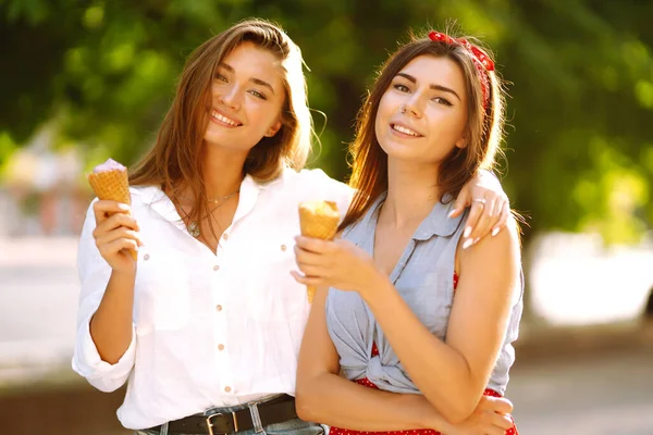 楽しさとアイスクリームを食べている2人の若い女性の友人 若い女性は夏と休暇を楽しむ — ストック写真