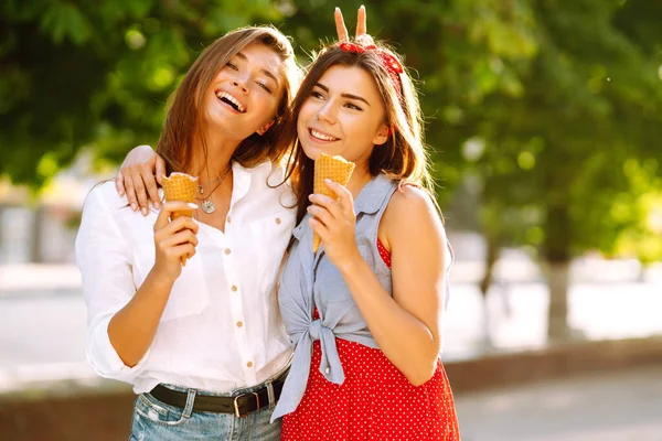 Duas Jovens Amigas Divertindo Comendo Sorvete Jovens Mulheres Gostam Verão — Fotografia de Stock