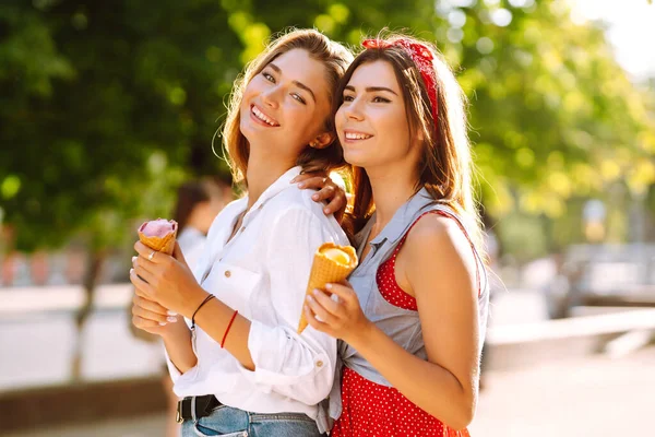 Duas Jovens Amigas Divertindo Comendo Sorvete Jovens Mulheres Gostam Verão — Fotografia de Stock