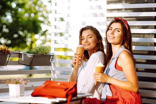 Duas Jovens Amigas Divertindo Comendo Sorvete Jovens Mulheres Gostam Verão — Fotografia de Stock