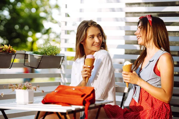 Duas Jovens Amigas Divertindo Comendo Sorvete Jovens Mulheres Gostam Verão — Fotografia de Stock