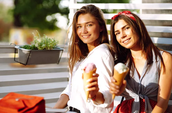 Дві Молоді Подружки Розважаються Їдять Морозиво Молоді Жінки Насолоджуються Літом — стокове фото