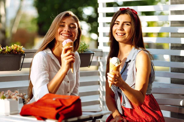 Duas Jovens Amigas Divertindo Comendo Sorvete Jovens Mulheres Gostam Verão — Fotografia de Stock