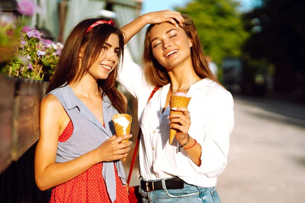 Дві Молоді Подружки Розважаються Їдять Морозиво Молоді Жінки Насолоджуються Літом — стокове фото