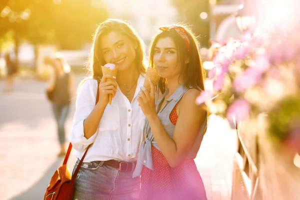 친구는 재미있게 아이스크림을 있습니다 여자들은 휴가를 즐긴다 — 스톡 사진